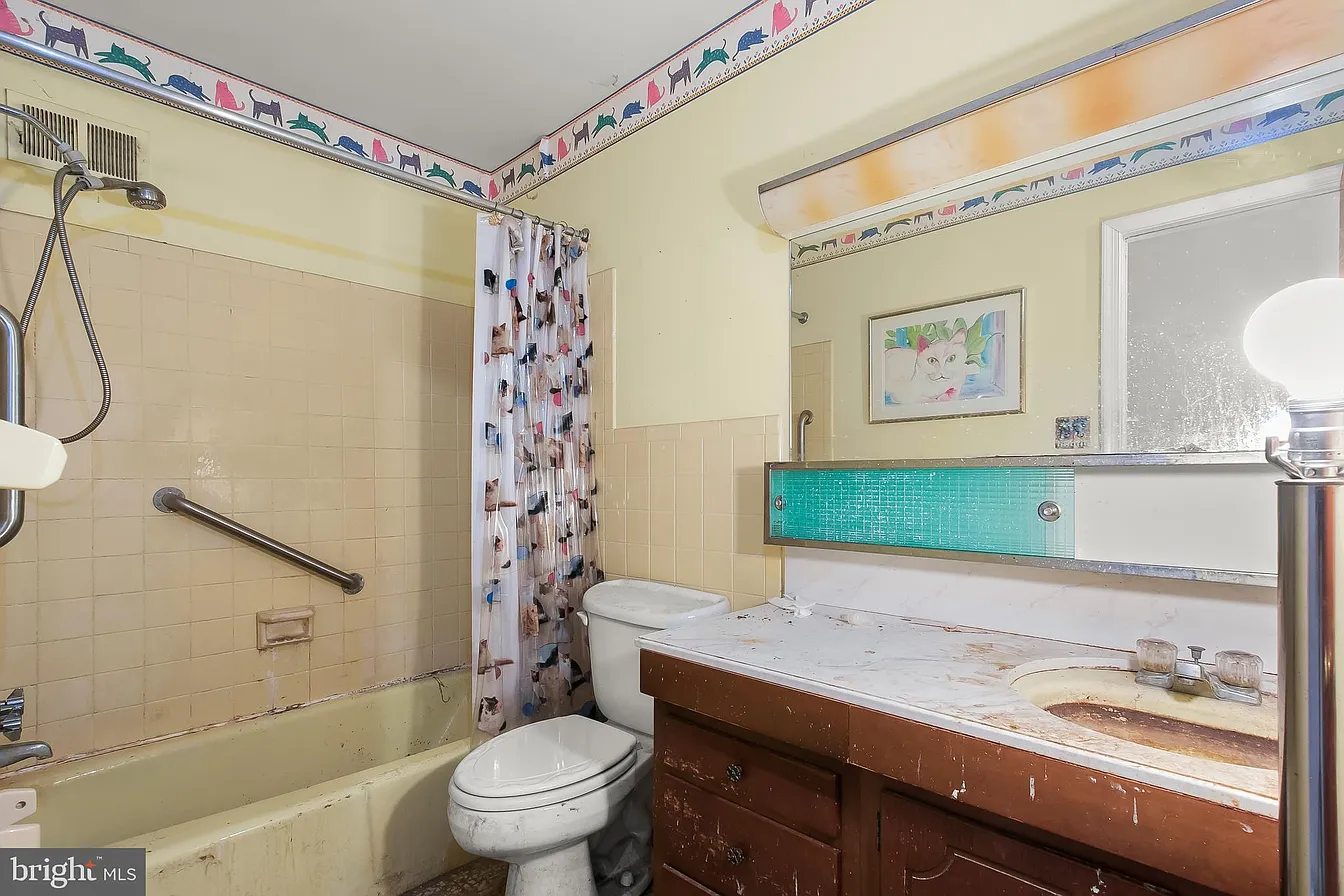 Worn-out bathroom — before renovation